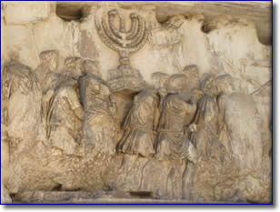 Relief i Titusbågen på Forum Romanum i Rom. Man ser hur romarna för med sig den sjuarmade ljusstaken från Jerusalems tempel, som de förstörde år 70.